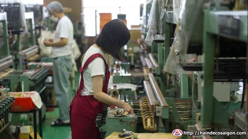 Công nhân nữ vận hành máy sản xuất