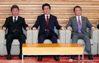 Thủ tướng Shinzo Abe và các thành viên trong Nội các của ông tham dự một cuộc họp vào ngày 2 tháng 11, nơi một dự luật cho phép trong nhiều lao động thủ công nước ngoài được phê duyệt. (ảnh :Tư liệu nước ngoài)