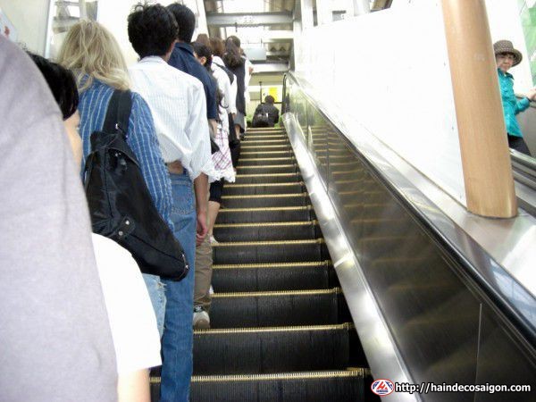 Văn hóa chừa chỗ khi đi cầu thang máy tại Nhật Bản